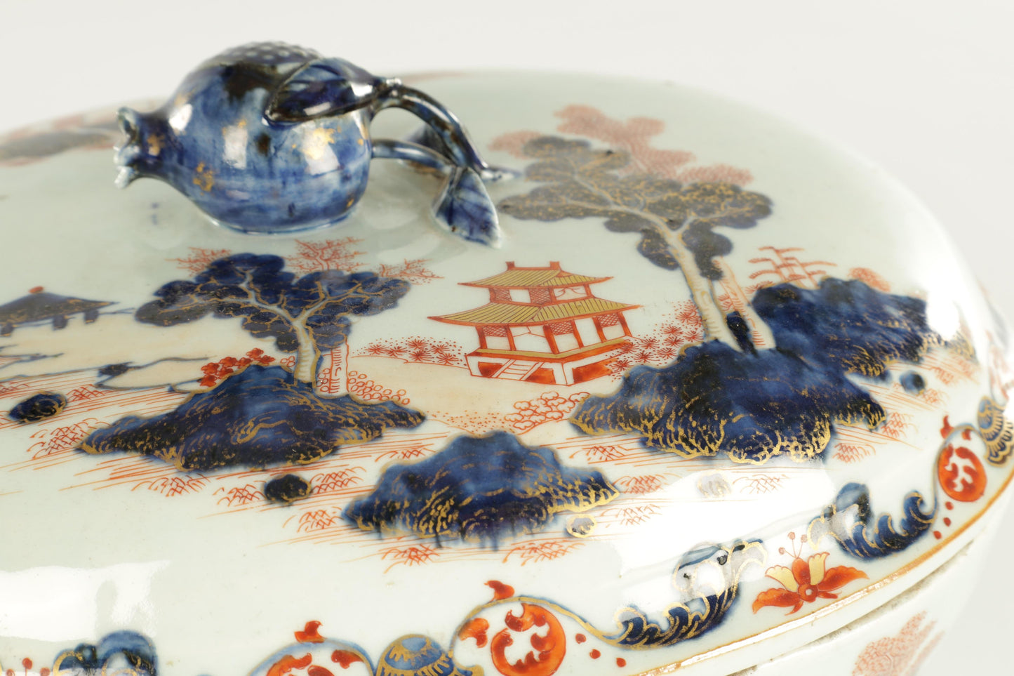18TH CENTURY CHINESE IMARI PORCELAIN TUREEN YONGZHENG/QIANLONG PERIOD