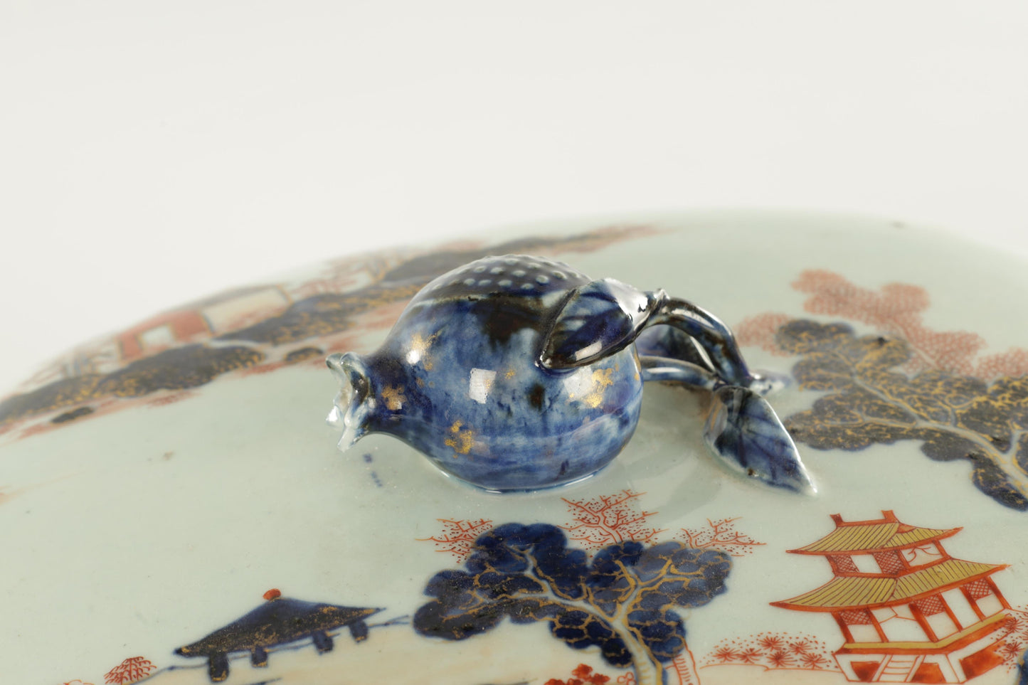 18TH CENTURY CHINESE IMARI PORCELAIN TUREEN YONGZHENG/QIANLONG PERIOD