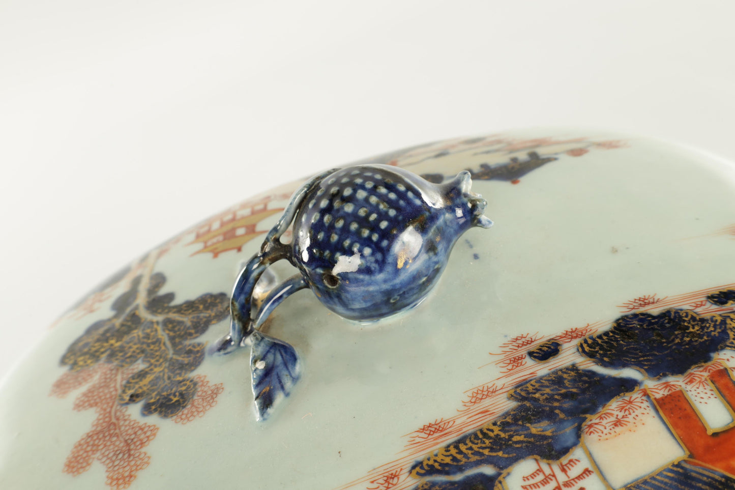 18TH CENTURY CHINESE IMARI PORCELAIN TUREEN YONGZHENG/QIANLONG PERIOD